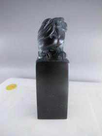 新品特价！收藏精品  煤精石古兽大印章7649，纯天然冻石，产量少，较名贵，不多见，入手凝润细结，肉质细腻紧实，质地细密，质轻坚韧，黝黑发亮，光泽极强，手感质地极佳，精致，非常大气上佳相！是收藏馈赠佳品。
