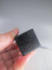 新品特价！收藏精品  煤精石古兽大印章7649，纯天然冻石，产量少，较名贵，不多见，入手凝润细结，肉质细腻紧实，质地细密，质轻坚韧，黝黑发亮，光泽极强，手感质地极佳，精致，非常大气上佳相！是收藏馈赠佳品。