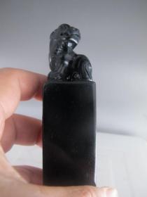新品特价！收藏精品  煤精石古兽大印章7649，纯天然冻石，产量少，较名贵，不多见，入手凝润细结，肉质细腻紧实，质地细密，质轻坚韧，黝黑发亮，光泽极强，手感质地极佳，精致，非常大气上佳相！是收藏馈赠佳品。