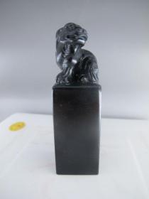 新品特价！收藏精品  煤精石古兽大印章7649，纯天然冻石，产量少，较名贵，不多见，入手凝润细结，肉质细腻紧实，质地细密，质轻坚韧，黝黑发亮，光泽极强，手感质地极佳，精致，非常大气上佳相！是收藏馈赠佳品。
