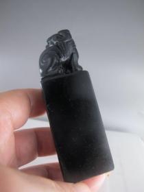 新品特价！收藏精品  煤精石古兽大印章7649，纯天然冻石，产量少，较名贵，不多见，入手凝润细结，肉质细腻紧实，质地细密，质轻坚韧，黝黑发亮，光泽极强，手感质地极佳，精致，非常大气上佳相！是收藏馈赠佳品。