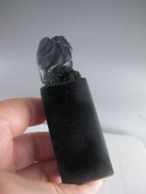 新品特价！收藏精品  煤精石古兽大印章7649，纯天然冻石，产量少，较名贵，不多见，入手凝润细结，肉质细腻紧实，质地细密，质轻坚韧，黝黑发亮，光泽极强，手感质地极佳，精致，非常大气上佳相！是收藏馈赠佳品。