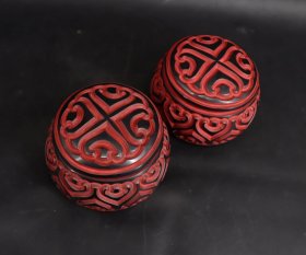 年代物 美品 日本购回 中国传统工艺 漆器云雕《围棋罐一对》纯手工制作精雕 精美图案 非常厚重漂亮 是使用收藏佳品 尺寸高11CM 直径14CM 重1124克