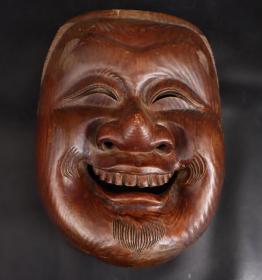 罕见 美品年代物 包老 日本购回老红木精制《大型脸谱面具》纯手工制作 工艺精细 尺寸长32X宽24X12CM 重1128克（2.2斤）“ 能面” 是日本传统戏剧艺术“能”剧所使用面具。能面尊古法使用木（多为桧木）雕刻，再上色彩而成，这个工序称之为【打脸】，而后面的戴面具被称之为【挂脸】。能面分为翁面、老人面、鬼神面、女面、男面、灵面、特殊面等几大类型。