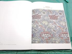 引进版烫金字封面 《灵动的设计 ：威廉·莫里斯的经典设计纹样》29*21公分，装帧印刷精美的图册，约160页，精装是19世纪末工艺美术运动代表人物威廉·莫里斯的自然主义风格设计纹样的合集。书中精选莫里斯与他伙伴们设计的自然界图案纹样，如卷草纹、花卉、果实、鸟类作为主图案纹样78幅，布局、配色无不体现出自然主义风格和工匠精神。本书可供读者欣赏、学习这些纹样的基本形态、配色和布局，也可以将其