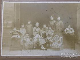 少见精品 民国原版 家族女眷在无锡崇安寺 拍摄合影老照片一张 容芳摄影（一老者坐C位 旁边站立2位儿媳 领多位孙辈 此照多为女眷）照片清淅 带相框尺寸31*23厘米 照片尺寸19.5*13.5厘米 美女照片！保存较好