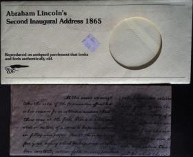美总统亚伯拉罕·林肯1865年演说稿，时间为1865年3月4日，但是此稿落款为1865年4月10日，演说稿最后印有英文亚伯拉罕林肯第二次就职演说，此演说内容在网上可以查到原文，因为时间太久远，纸太脆弱，只展示部分，另折叠处可能有断裂现象，我估计封套是后来制作加上的，不介意再行参与！