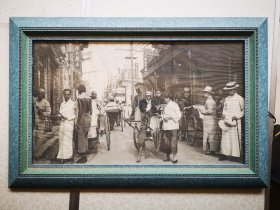 民国时期人物街景照片一张 印刷品 尺寸48/28厘米