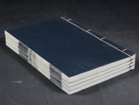 重装加衬】清代读画斋白纸精刻本【读画录】4册四卷全，纸张洁白精美。初刻初印，字迹清晰，本书为中国古代十大画论之首，明末清初文学家、篆刻家、收藏家周亮工撰。本书在乾隆五十二年遭禁毁，疑内容含有反清的思想。纸墨俱佳，刊刻精湛，品相上佳，珍惜罕见。