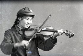 解放军美女拉小提琴底片。
