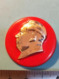 圎形毛主席像章 (  忠于章 ） 金色像章    背文 永远忠于毛主席   直径 3.7cm 照片若有阴影 乃分局是拍照光线所致 稀少