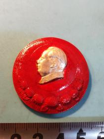 圎形毛主席大头像章 (万岁 章 天津 ） 金色头像 红底放光芒  背文 毛主席万岁  直径 4cm 照片若有阴影 乃是拍照光线所致 稀少