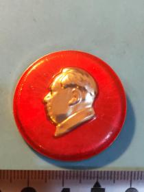 圎形毛主席像章 (  纪念 章  吉局） 金色头像    红底放光芒   背文 吉局 革命委员会成立纪念  直径 3.7cm 照片若有阴影 乃是拍照光线所致 稀少