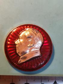圎形毛主席像章 (  万岁 章 丹东） 金色头像  红底放光芒  背文 党的第九次代表大会万岁  丹东 2  直径 3.7cm 照片若有阴影 乃分局是拍照光线所致 稀少