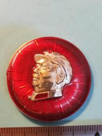 圆形毛主席像章 (素 章 ）金色头像  红底放光芒 无 背文  直径 4*4.3cm 照片若有阴影 乃是拍照光线所致 极其稀少