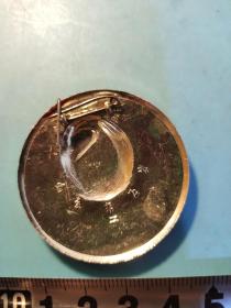 圎形毛主席像章 (万岁 语录 章 )金色头像 下部 革命委员会好 红旗 红底放光芒 直径 4.3*4.3cm 背文 毛主席万岁 照片若有阴影 乃是拍照光线所致