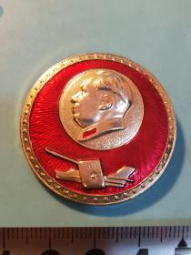 圎形毛主席军装像章 (  素 章 ） 金太阳内金色头像像章 下部  红宝书 飞机  红底放光芒  五星紋金色外圈  无背文   直径 3.7cm 照片若有阴影 乃分局是拍照光线所致 稀少