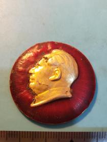 圎形毛主席像章 ( 忠于 章  ） 金色头像  红底放光芒    背文 永远忠于毛主席  直径 4*4cm 照片若有阴影 乃分局是拍照光线所致 稀少