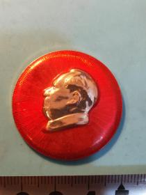 圎形毛主席像章 (纪念 章 ） 金色头像 红底放光芒  背文 吉局革命委员会成立纪念  直径 4cm 照片若有阴影 乃是拍照光线所致 稀少