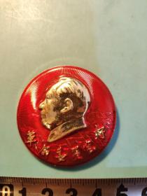 圎形毛主席像章 (万岁 语录 章 )金色头像 下部 革命委员会好 红旗 红底放光芒 直径 4.3*4.3cm 背文 毛主席万岁 照片若有阴影 乃是拍照光线所致