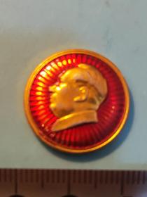 圆形毛主席像章 (万岁 章 辽阳）金色头像  红底放光芒   金色外圈 背文 毛主席万岁 辽阳  直径 2.2cm 照片若有阴影 乃是拍照光线所致