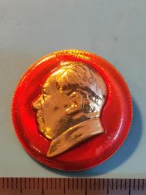 圆形毛主席像章 (素 章 沈阳铁西厂）金色头像  红底放光芒   背文  沈阳铁西厂  直径 3.2cm 照片若有阴影 乃是拍照光线所致  相同两枚 合拍