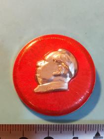 圎形毛主席像章 (  纪念 章  吉局） 金色头像    红底放光芒   背文 吉局 革命委员会成立纪念  直径 3.7cm 照片若有阴影 乃分局是拍照光线所致 稀少