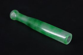 贵重品 美品 日本购回 《天然翡翠精制 烟嘴一支》制作精美 色泽清透  温和  翠绿带水  尺寸7.8X1.1CM  重19克