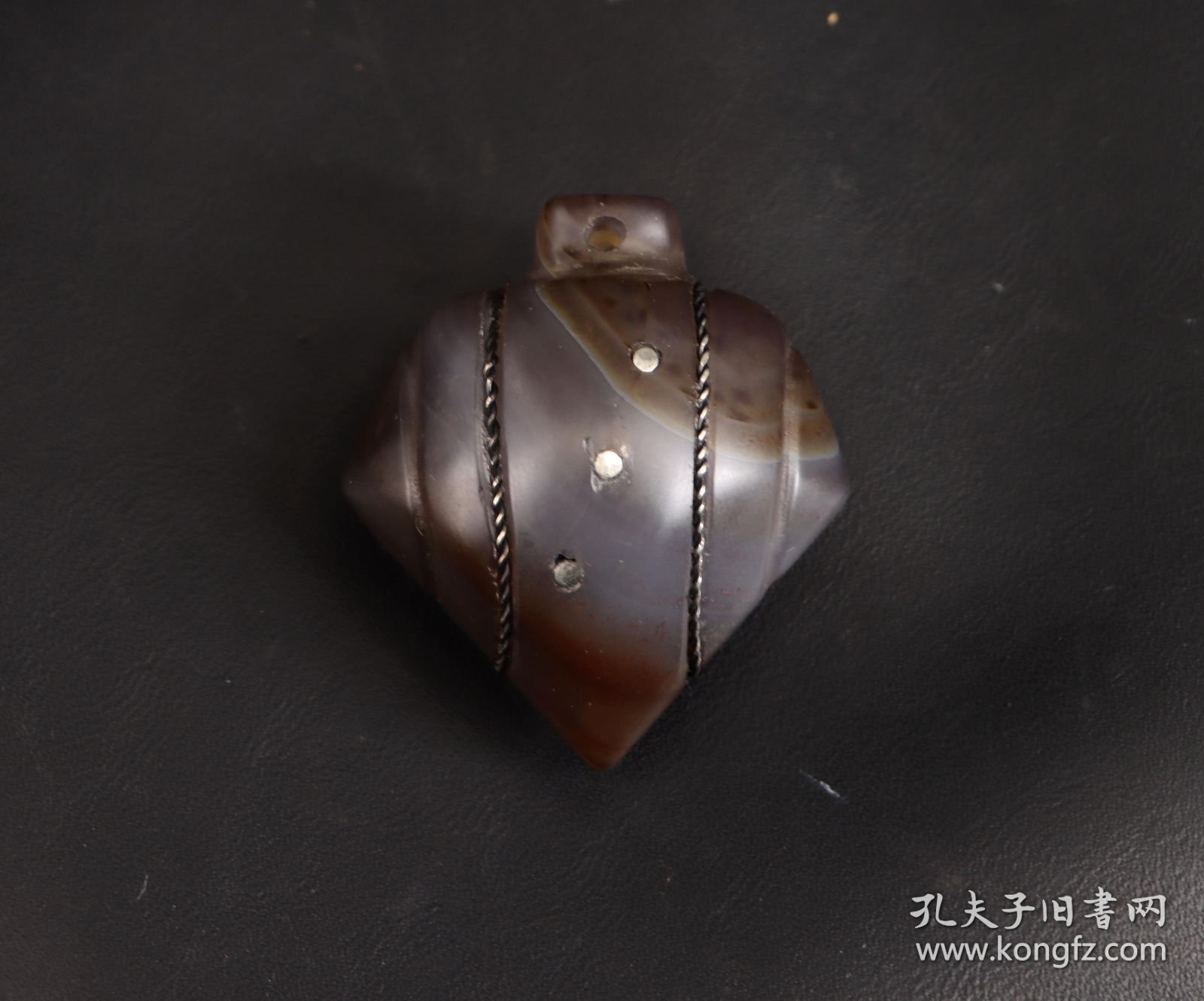 年代物包老 日本购回 清时期 天然老玛瑙嵌银丝《精美异形老挂件》手工制作 工艺精细 年代悠久 独特形状 尺寸4.8X4.2X2..8CM 重52克