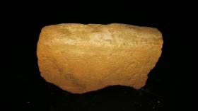 距今2000年西汉五珠钱范，17x13x6cm，如砖头大小，十分罕见。陶范因高温制币后即成碎块，整块及大块很少。古泉收藏之大吉纳财之物，镶进框里效果更好。 五铢钱重五铢，上有“五铢”二字，故名。五铢钱是我国钱币史上使用时间最长的货币，先后有10多个王朝和政权、20多个帝王铸行过五铢钱。汉朝西汉元狩五年，五铢钱率先在中原发行，至唐武德四年隋五铢废除，五铢钱历经沧桑700多年。