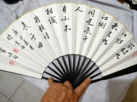 （本店为答谢新老书友，本商品特价 快递包邮）。崔颢诗——长干曲。北京书家精品力作。书写在10寸竹上大漆大扇骨洒金书法成扇上。