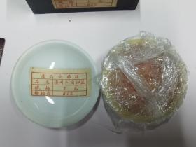 约七十年代 漳州八宝印泥上品一盒 瓷盒外原装木盒 为保持原样未打开 带有标牌