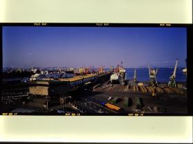 【影像书屋】著名摄影家、红色摄影师，牛嵩林摄影:80年代，大连港口，宽幅613彩色反转片底片1张，有文字说明，YP14