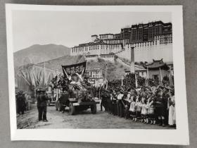 【影像书屋】1954年，青藏公路通车，布达拉宫前，西藏人民欢迎车队入藏，持毛主席像，黑白老照片一张，11*8厘米，新华社稿，背后有印章，PF02