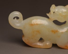 和田玉兽 规格: 5.5×3.1×1.2厘米，重 26克。 玉质温润细腻，沁色自然，刀功老道，皮壳包浆一流，雕刻生动，线条流畅，品相完美！
