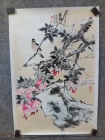 吉林省美协会员，吉林省书协会员，松原市宁江区美术家协会副主席，宁江区书协副主席王文伟先生，写意花鸟，托片，双提款，四尺三开，王文伟，1958年生，中国民主促进会会员，毕业于吉林省教育学院美术专业，现为吉林省美协吉林省书协双料会员，松原市宁江区美协副主席，宁江区书协副主席作品《山林春晓》《春和景明》《瑞雪呈祥》《喜归故里》等作品多次入展并获奖2012年国画作品入展中央数字书画频道新春书画作品展播。