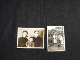民国  (  照片  。2 张  )  1930年  。摄影 扵 北平 院内葡萄架下英凯四個半月【人物  照片】尺寸8.5————6厘米【】