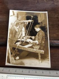 民国时期民俗原版老照片：小脚妇女织布机上织布民国时期原版老照片