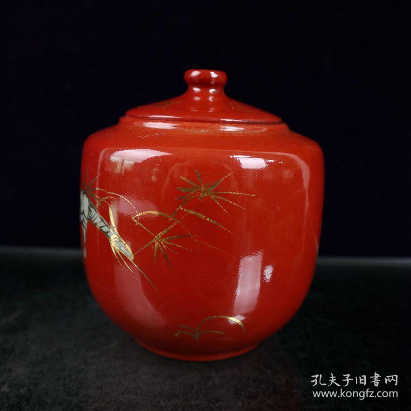 描金砂红釉仙鹤图纹盖罐一对
单个高12.5cm，单个宽11.5cm