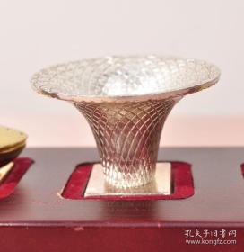 2010年上海世博会,主要展馆金属模型,纪念品一套。中国馆、文化中心、世博轴、世博中心、主题馆。五个展馆按照位置一次排开,镶嵌在红木底座上。纯精钢打造,手感很沉,做工精细、每一个瓦片,每一扇窗户都能见到,栩栩如生。一轴四馆为代表的上海世博会,已载入史册,该模型为当时开幕时,世博会定制,现存世量极少,长:35cm、宽:7cm。