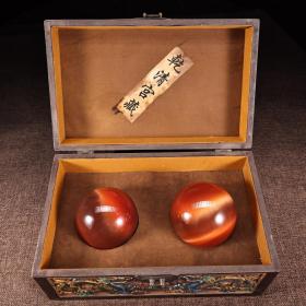 旧藏下乡收罕见红色猫眼石球一对
配老浮雕彩绘木胎漆器盒一个
盒尺寸32X20X15厘米
球一个重1300克   直径10厘米