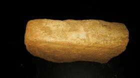 距今2000年西汉五珠钱范，17x13x6cm，如砖头大小，十分罕见。陶范因高温制币后即成碎块，整块及大块很少。古泉收藏之大吉纳财之物，镶进框里效果更好。 五铢钱重五铢，上有“五铢”二字，故名。五铢钱是我国钱币史上使用时间最长的货币，先后有10多个王朝和政权、20多个帝王铸行过五铢钱。汉朝西汉元狩五年，五铢钱率先在中原发行，至唐武德四年隋五铢废除，五铢钱历经沧桑700多年。