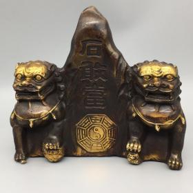 古玩铜器收藏，鎏金双狮石敢当，工艺精湛 ，型态完整 
 
材质：铜鎏金
产品规格：重量 约1400克，尺寸如下图：