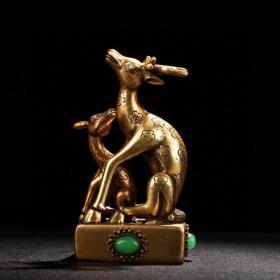 旧藏收纯铜镶嵌宝石母子鹿印章
重920克  宽6.2厘米   高13厘米