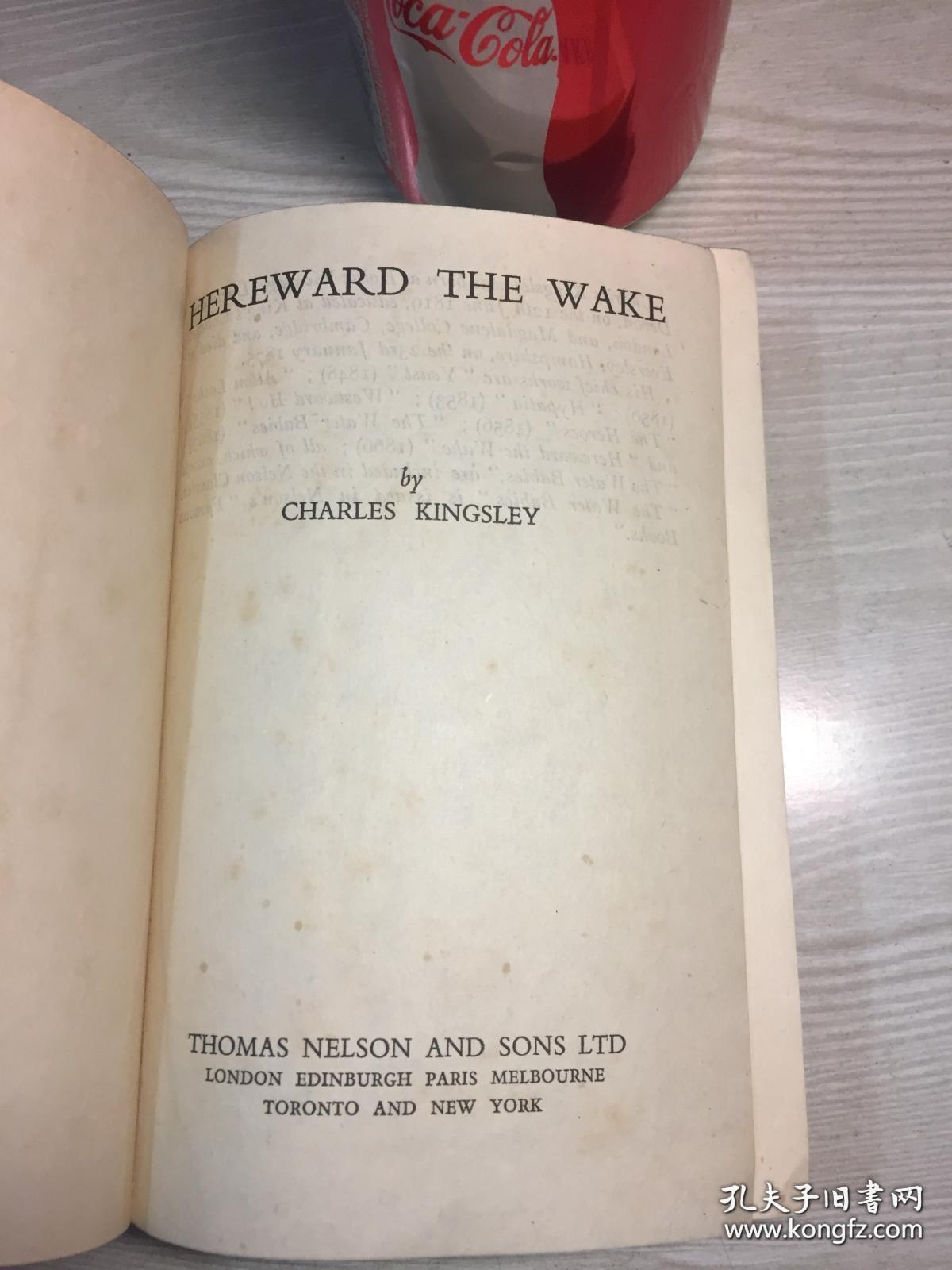 赫里沃德；痕迹。金斯莱最后较重要的长篇小说是《痕迹》(Hereward the Wake)。叙述了11世纪的被放逐者和反叛者抵抗诺曼底人的故事，于1866年出版…