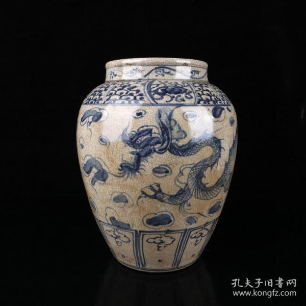 青花开片龙纹大罐
高26.5cm，宽20cm