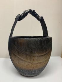 名称：一统江山
尺寸：18cm×30cm
材质：紫砂
功能：放在茶桌装茶水，放在高处则是风水摆件一桶江山
特色：喜欢外观的古拙，里面一眼望不到底的蓝
价格：3k+