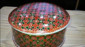 大明嘉靖金钱纹官帽盒，35／20cm。纹饰精美，工艺繁缛。底款大明嘉靖年制为官款极品罕见款识。