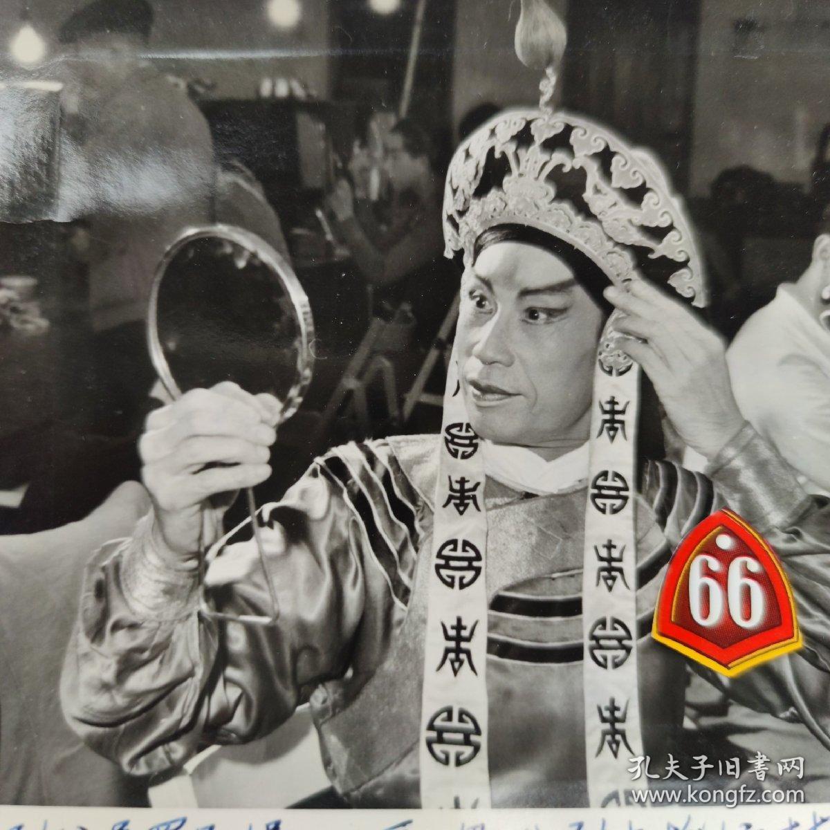 1978年著名粤剧表演艺术家罗品超在《逼上梁山》剧中扮演林冲。Y050