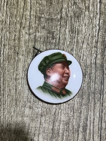 一枚毛主席彩色瓷像章（邯陶兴建）毛主席像章厂留念、保真